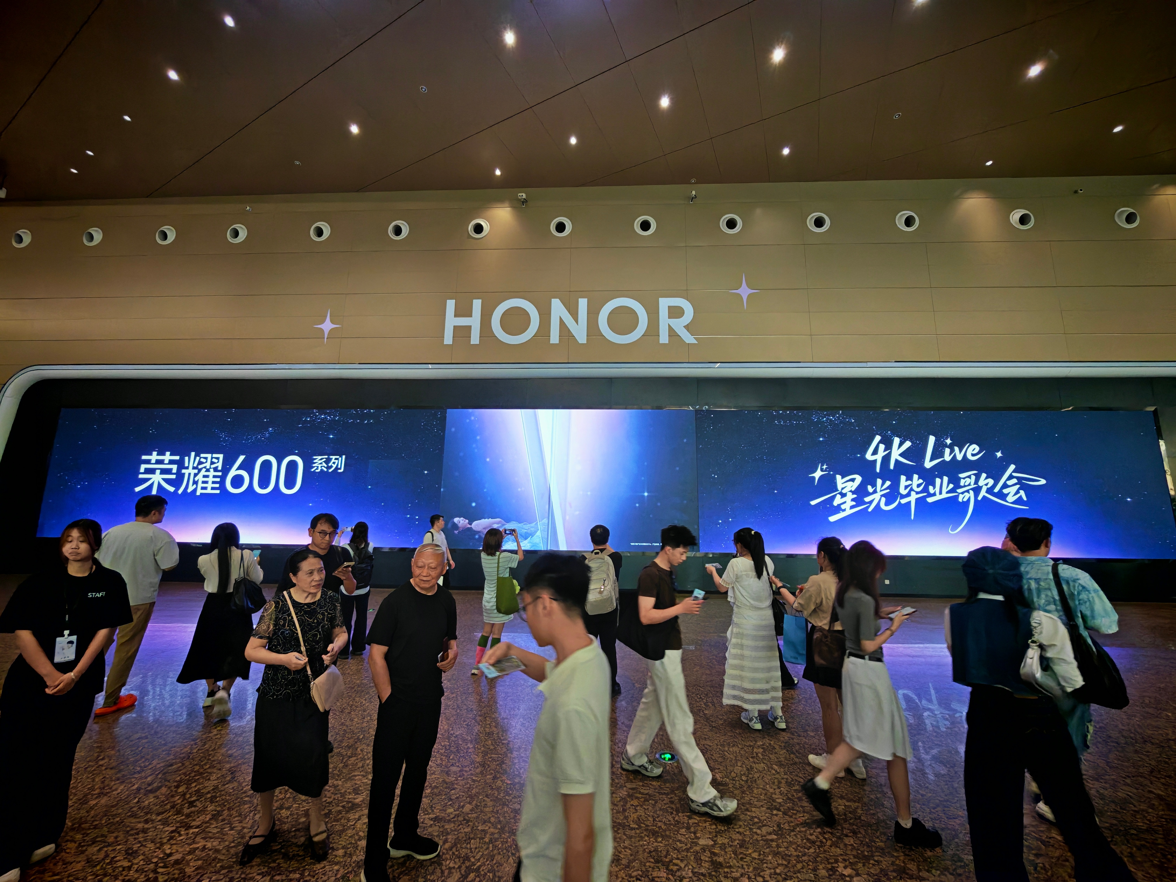 荣耀600 现场遇到有媒体老师问入场的同行，收集今天发布会的票根，因为家里人是肖