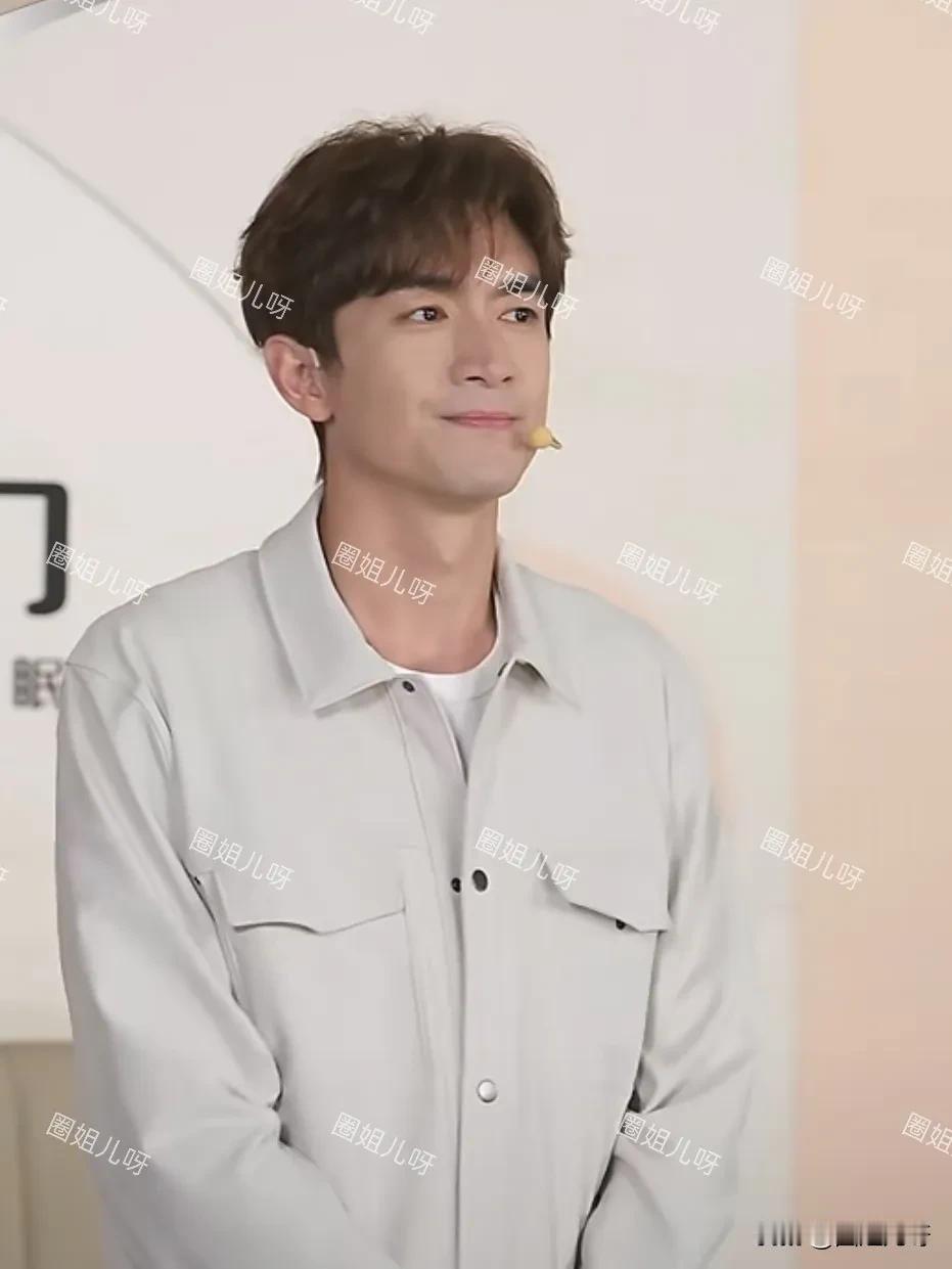 演员回归现实！抛开《与凤行》里“行止神君”的滤镜，只看直播原镜头下的林更新，你觉