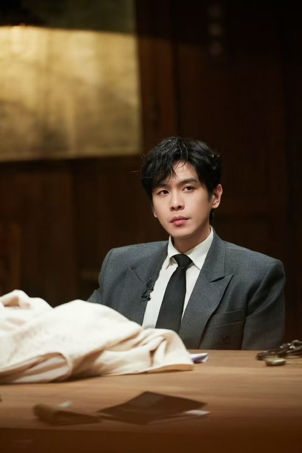 张若昀把王安宇逗掉凳了大侦探 论接梗，我只服张若昀！王安宇深情款款抛出谜之开场，