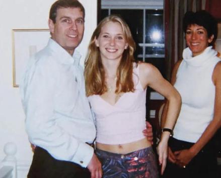 王室的两次公关危机都源于接受了采访，戴安娜王妃表态3个人的婚姻太挤，安德鲁王子否