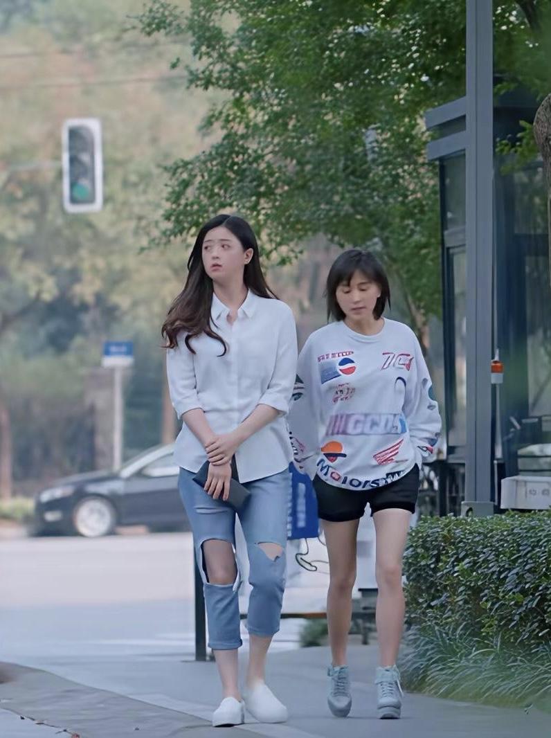 蒋欣与王子文的剧照，“樊胜美”和“曲筱绡”走在路上的画面。

蒋欣与王子文的演技