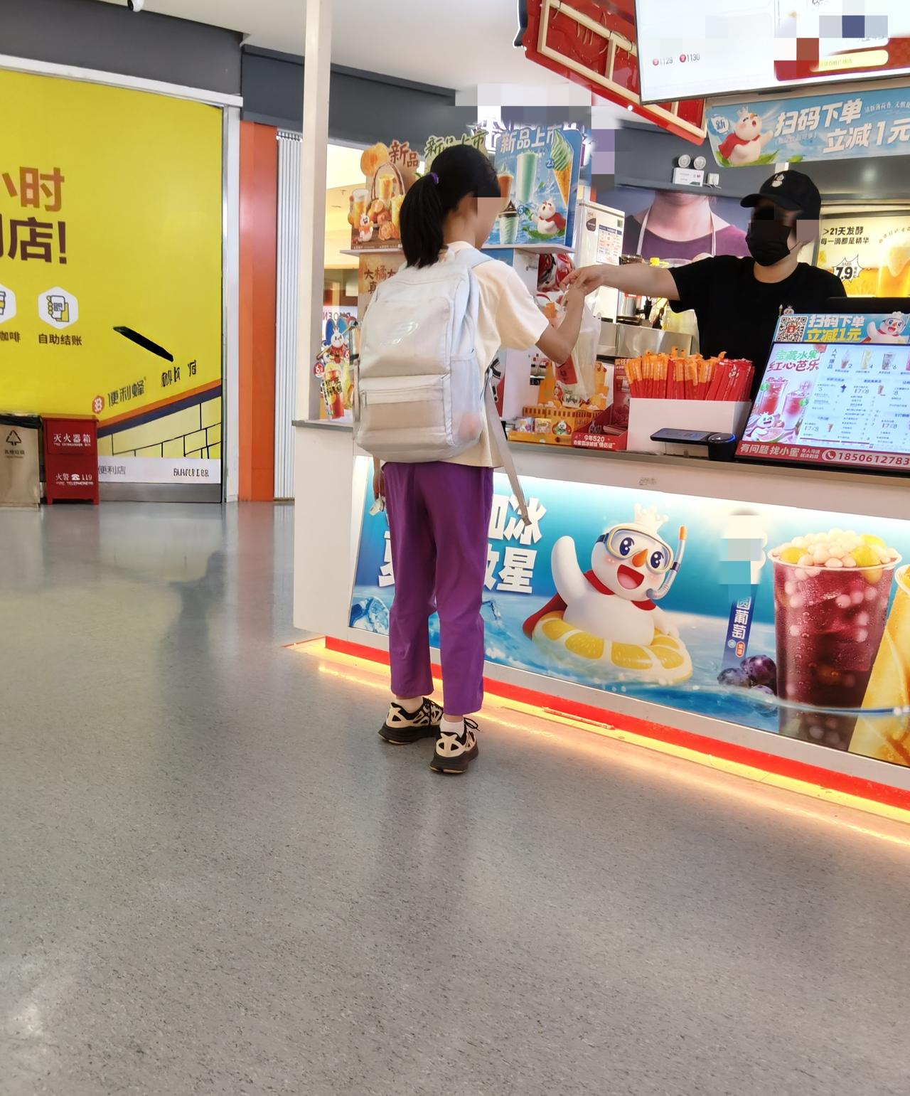 一毛钱用不用找
在超市购完物出来，买了杯水，坐在旁边休息。这时，一个小姑娘也买了