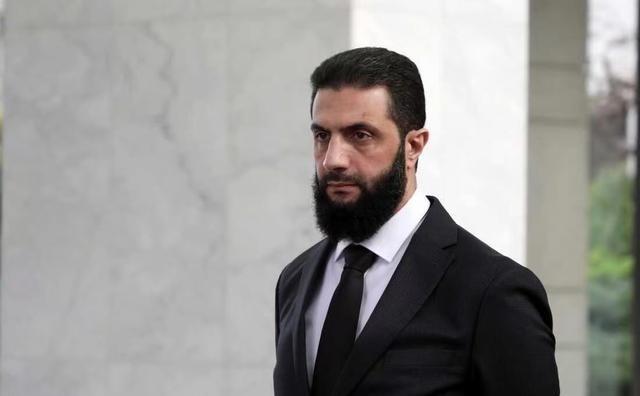 一觉醒来，朱拉尼仗着美国人硬起来了！美国空军将进驻叙利亚大马士革空军基地！俄罗斯