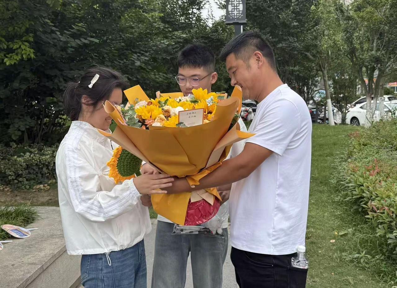 中考园满结束，这一刻不问成绩，不问结果，付出过，尽力就好，父母希望你永远阳光自信