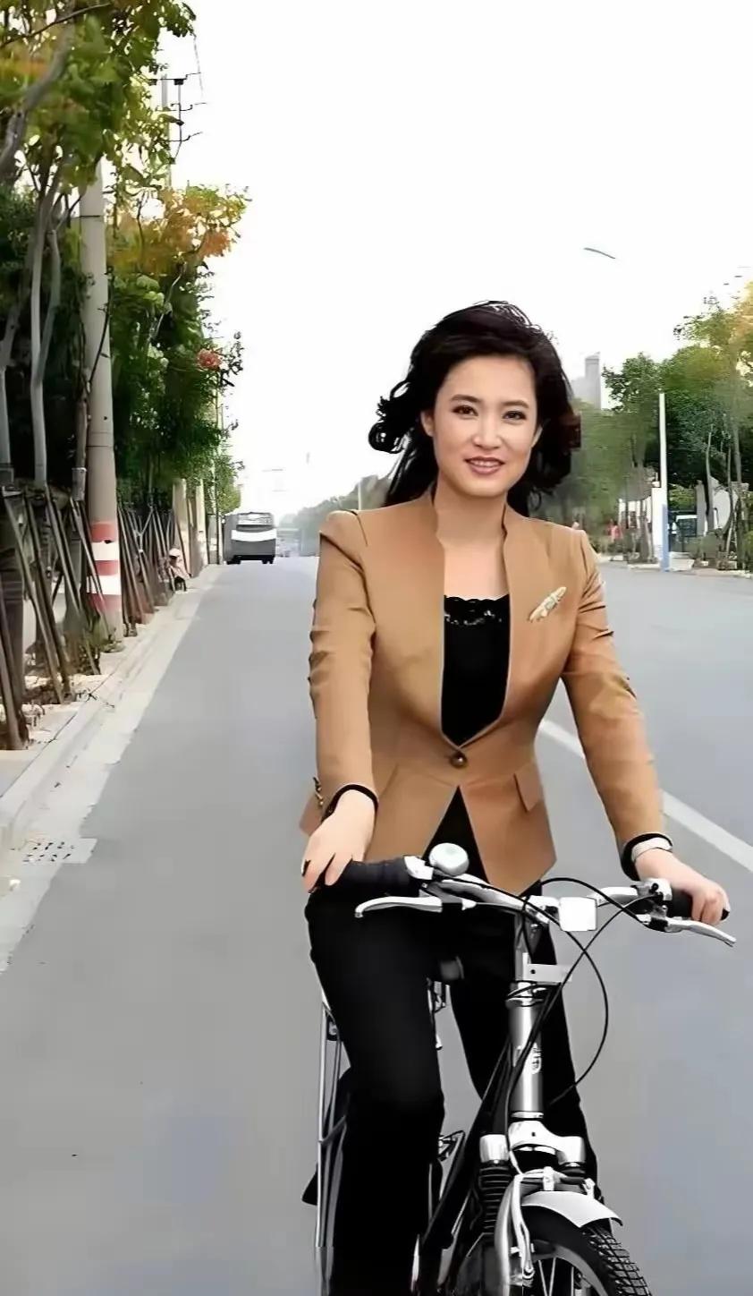 她比董卿漂亮，她比周涛更加耐看型
她是一位美女明星主持人，她一般经常都是这样骑着