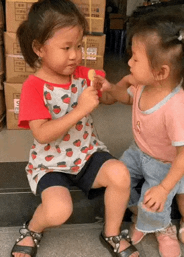 笑一笑十年少：现在上班根本不会挨饿，毕竟有老板画的饼、同事给的瓜、自己摸的鱼还有