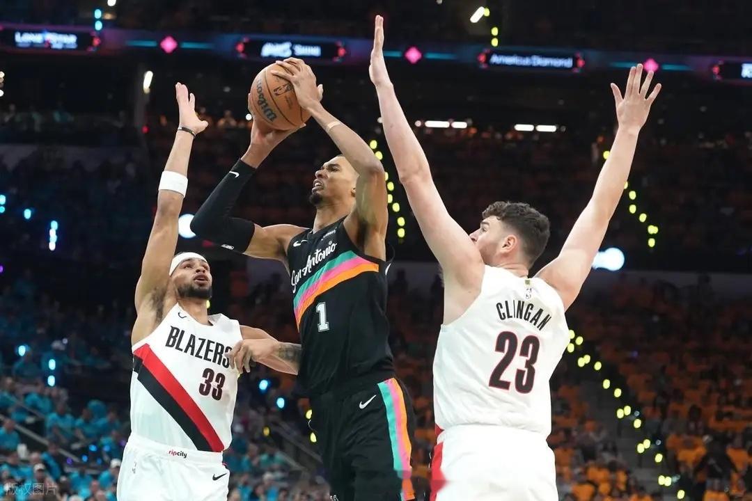 nba 季后赛首秀！杨瀚森末节登场 文班35分创队史纪录 马刺胜开拓者1-0马刺