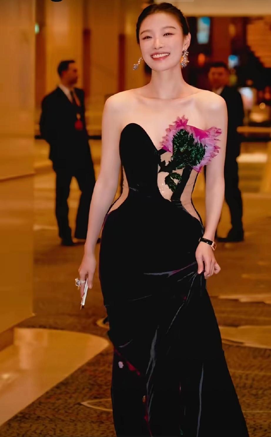 倪妮才是内娱天花板！颜值身材演技三杀，一出场便艳压全场
 
    倪妮堪称内娱