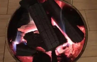 江西上饶，一名男子与女网友相约在公寓内烧炭自杀，写好遗嘱并设置了延迟短信，可中途