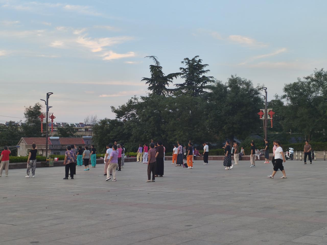 什么都不想，什么都放下！就来到广场上，跳个广场舞吧！
音乐响起来！节奏感起强，还