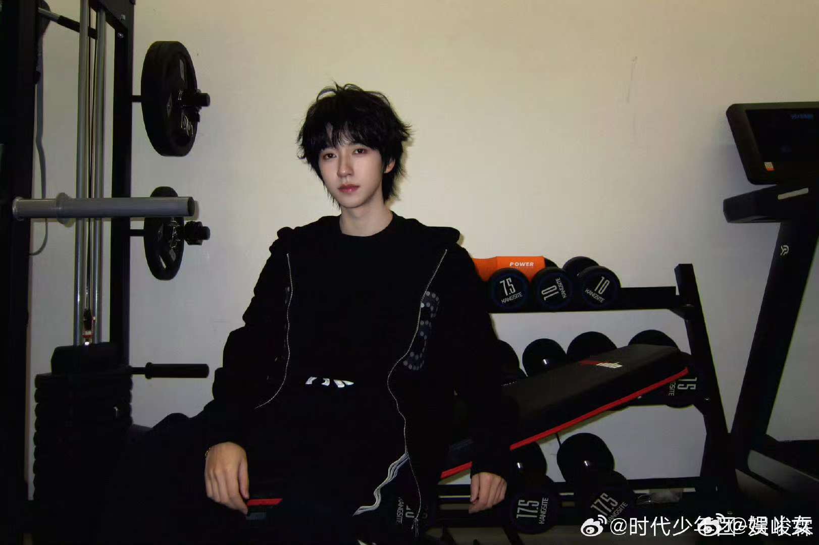 贺峻霖的摩托山路十八弯😆 五十公里桃花坞路透太好笑了！贺峻霖骑上小摩托，车小气