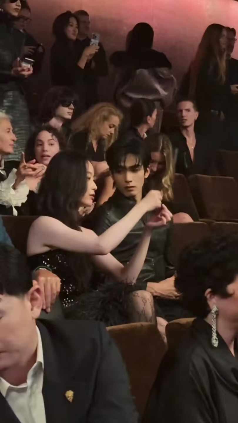 米兰时装周续篇！倪妮挽臂宋威龙，内场再续Gucci姐弟缘💞倪妮宋威龙热聊倪妮宋