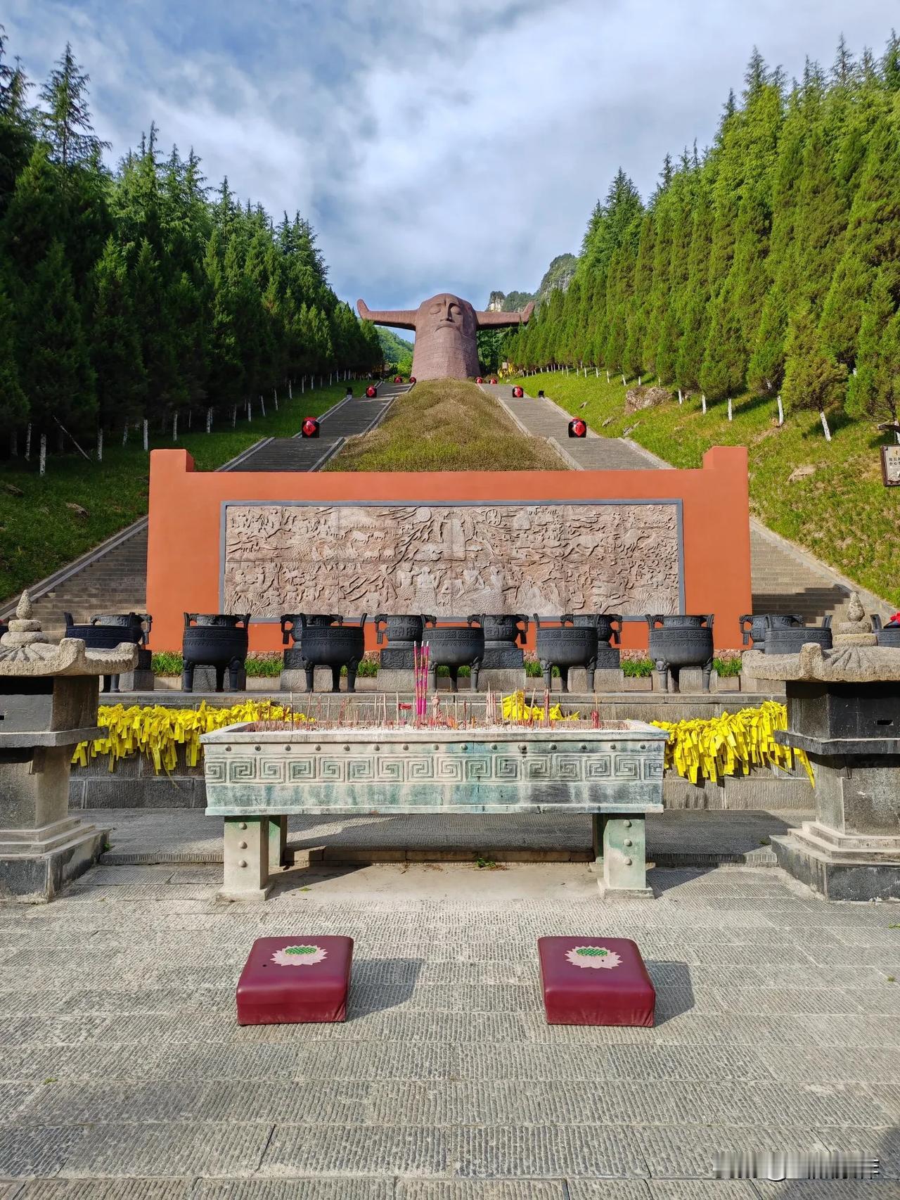 游神农架札记（6）
去神农坛  拜老祖宗

在酒店里，我查看了地图，发现我们住的