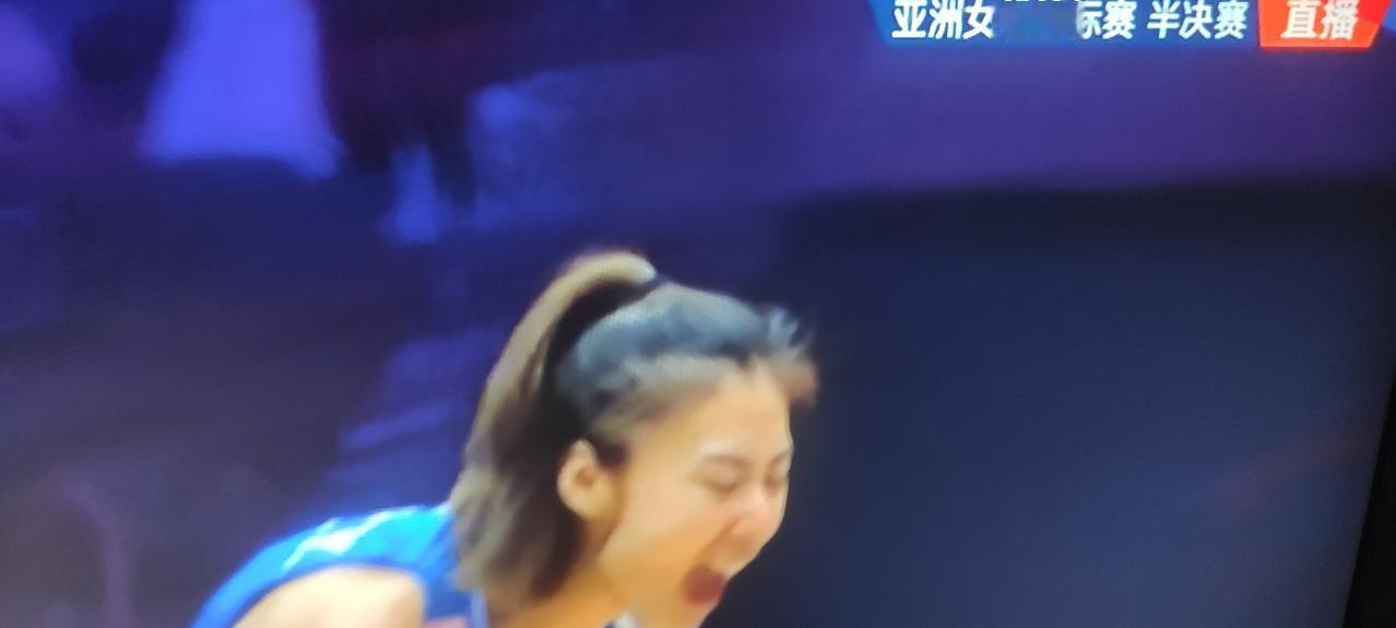 亚洲女排锦标赛半决赛第二场，中国🇨🇳女排与伊朗🇮🇷女排争夺决赛权，伊朗队