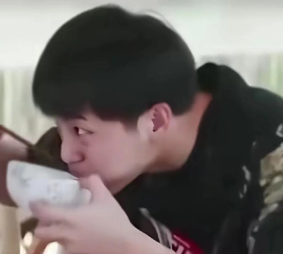 彭昱畅引发热议！
10月25日，彭昱畅突然引发了热议，只因为继陈赫和李诞被网友询