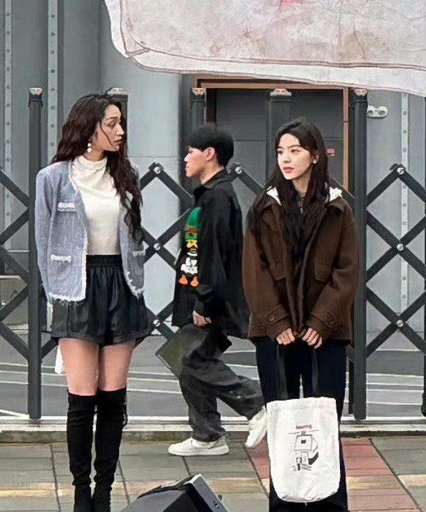 已经不是20年前的台偶时代了，女主非得这样土土打扮吗 ​​​