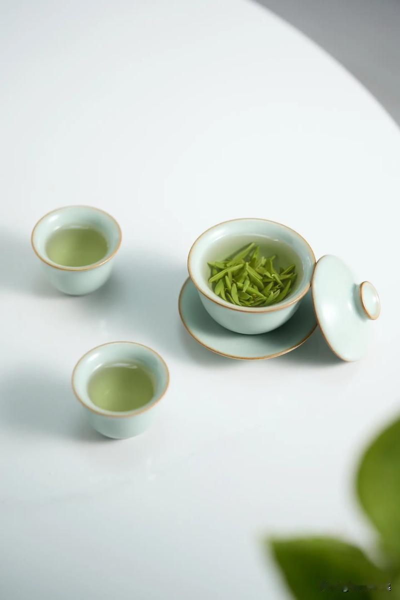 《鹧鸪天~新芽》

择去枯枝浣尽沙，琉璃瓷盏卧新芽。

懒同零瓣融成酒，甘与晶珠