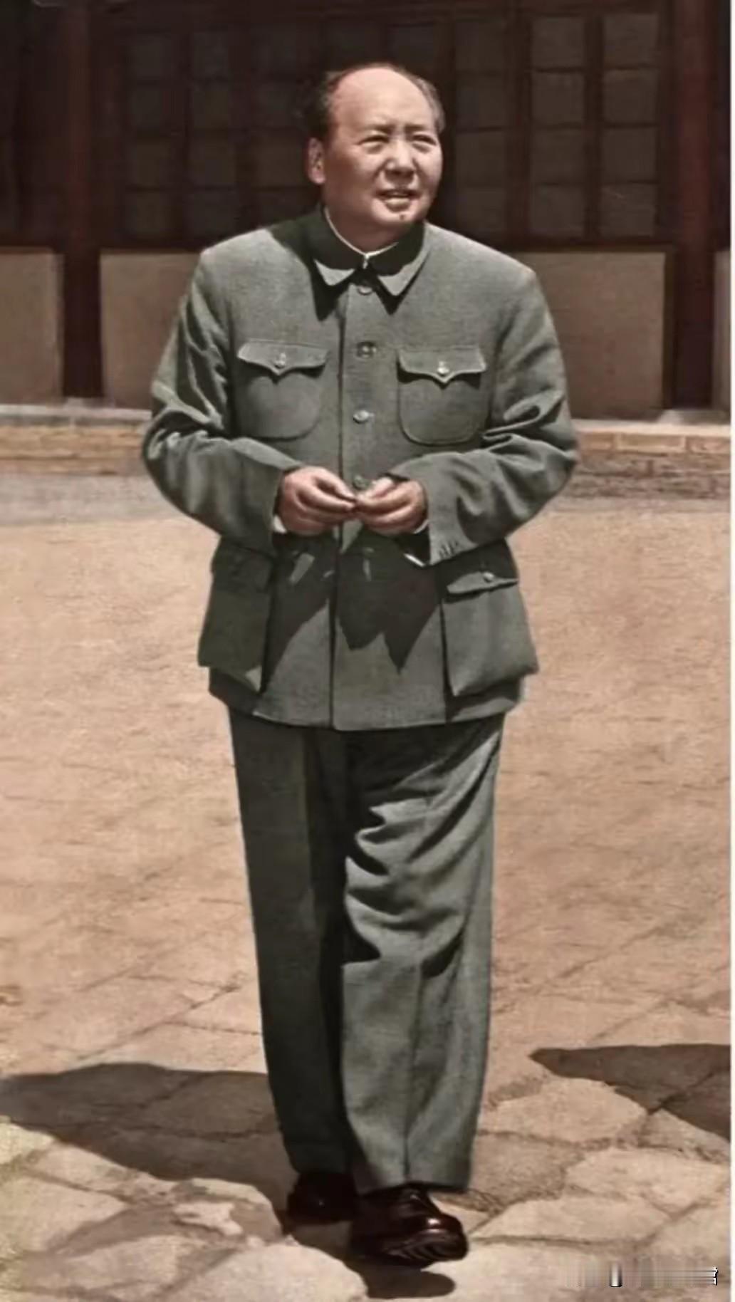 建国之后，庭院之中，伟人缓步慢行。一身简约中山装，步履从容沉稳。历经万千风雨，目