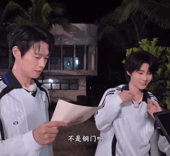 张真源你要毁了徐艺洋吗张真源把球门看成了钢门奔跑吧 看完这段我只有一个感受：张真
