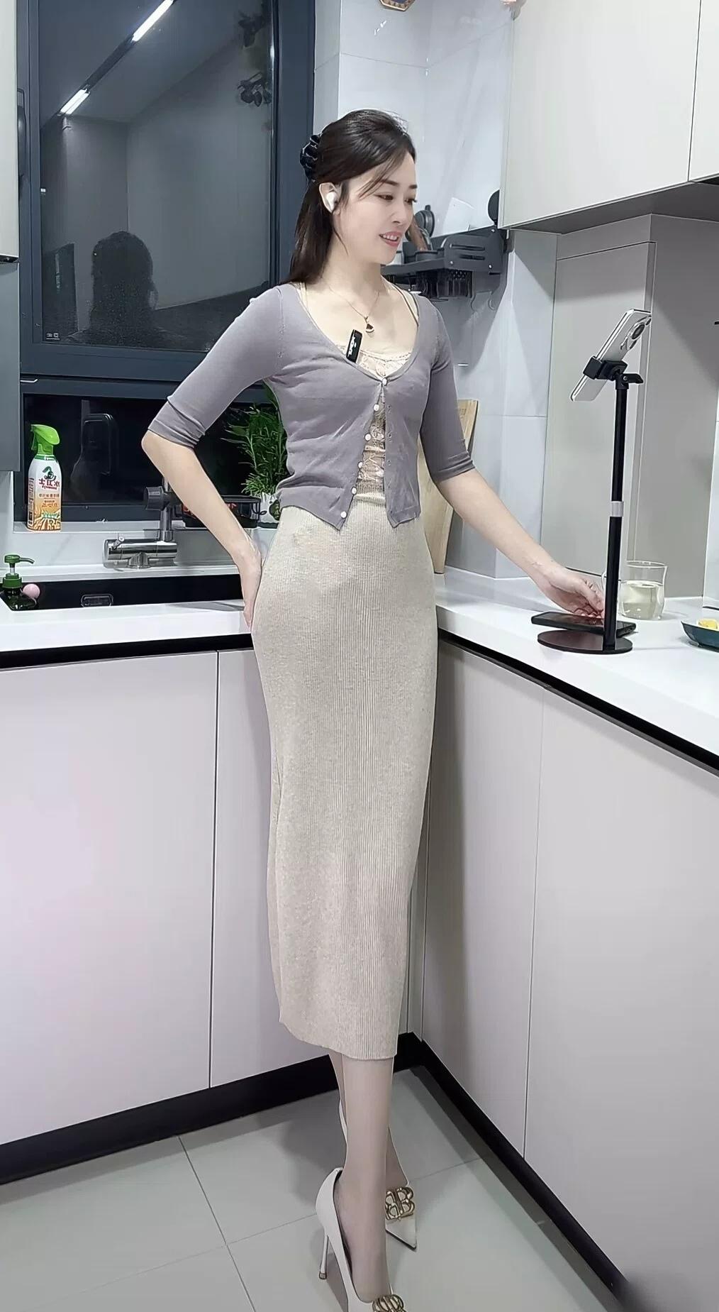 优雅穿搭指南：灰色针织衫+米色半身裙，简约时尚！