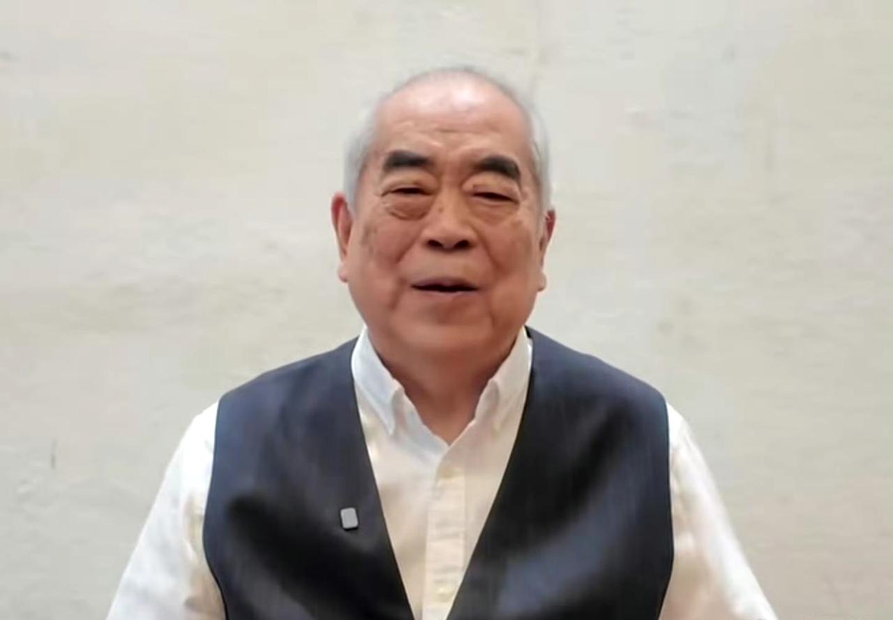 相差50岁的忘年恋开花结果。
87岁画家范曾11日在北京参加活动，他说最近喜获独