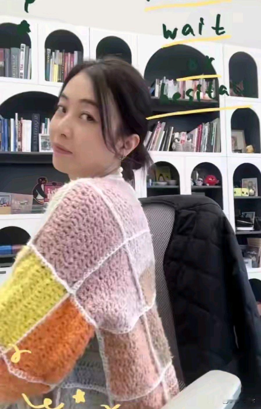 富婆甘比又晒钩织毛衣，配色鲜艳穿上好显年轻，46岁美得似26岁！[赞][赞][玫