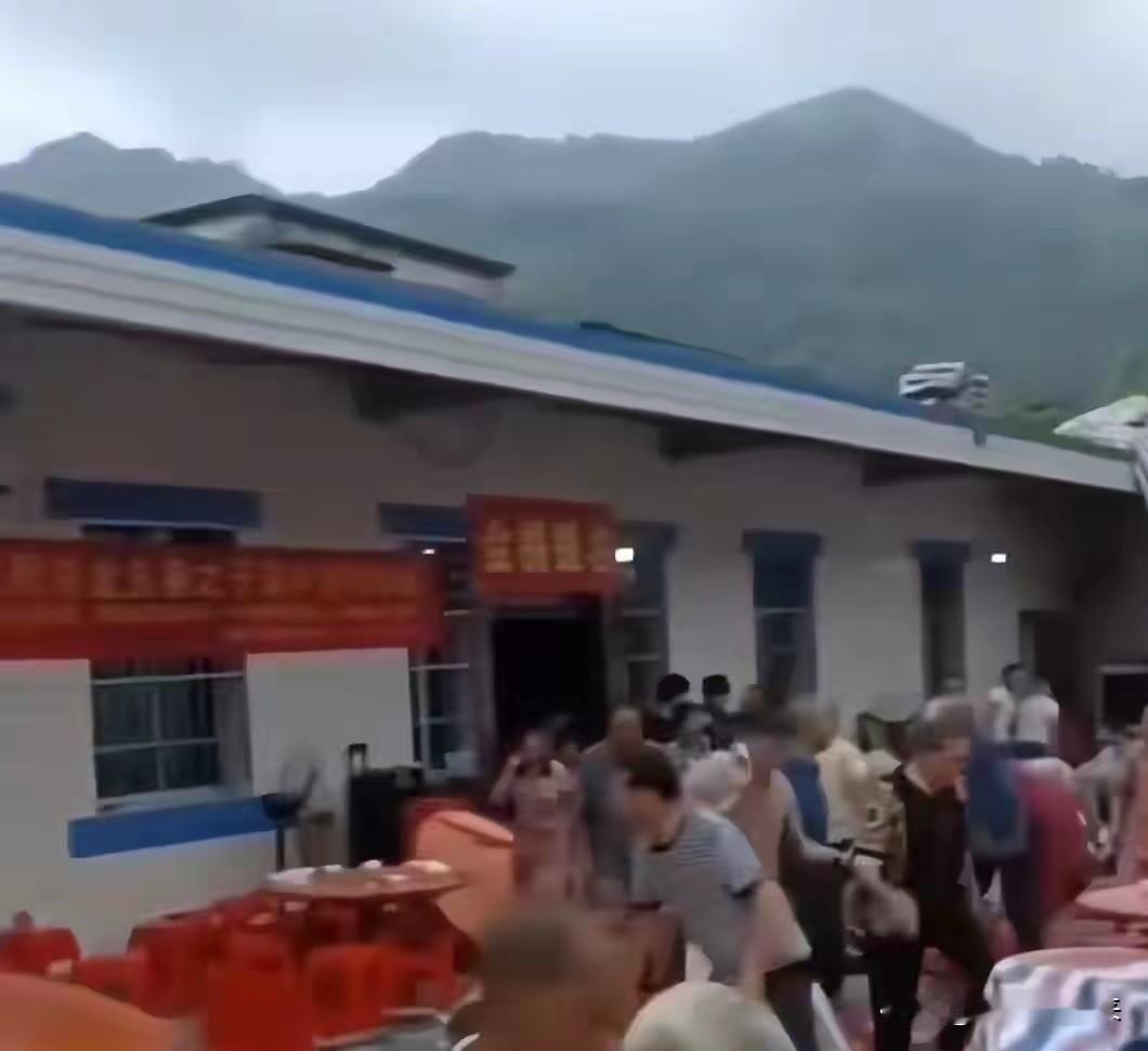 四川长宁那场升学宴的惨剧，过去三天了。可只要一闭眼，仿佛还能听见院坝里那声闷响，