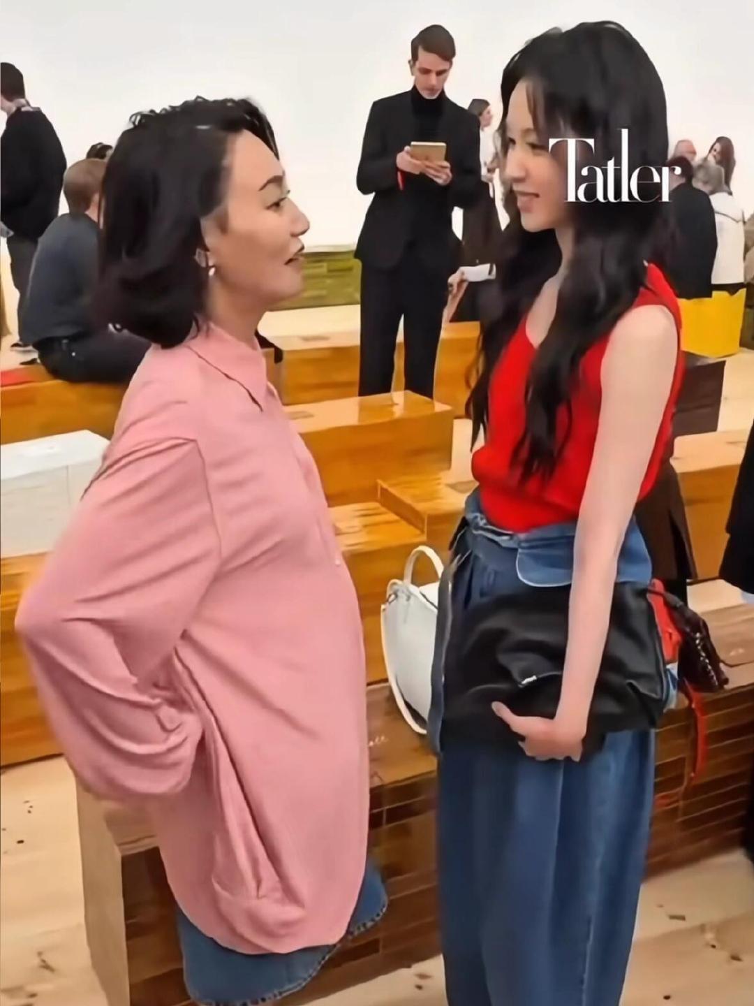 惠英红约陈都灵一起旅行 采访现场直接上演“旅行搭子速成记”！陈都灵提暖宝宝，红姐