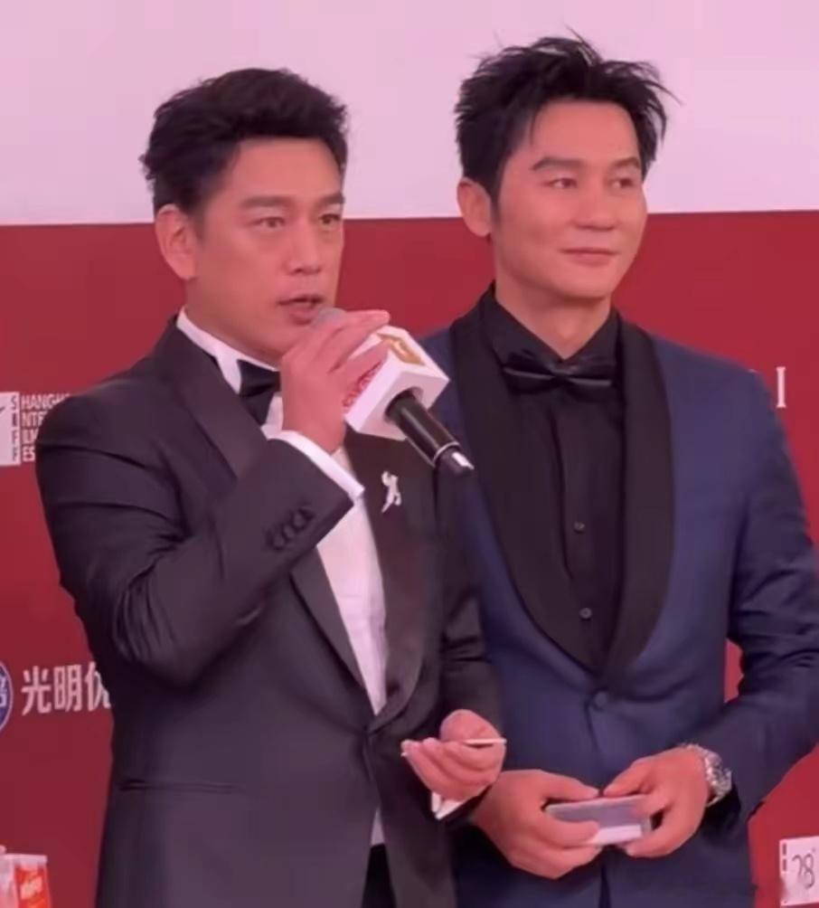 李晨怎么了，看着心事重重的。和一旁的王耀庆对比，状态差太多了。王耀庆一看就是精气