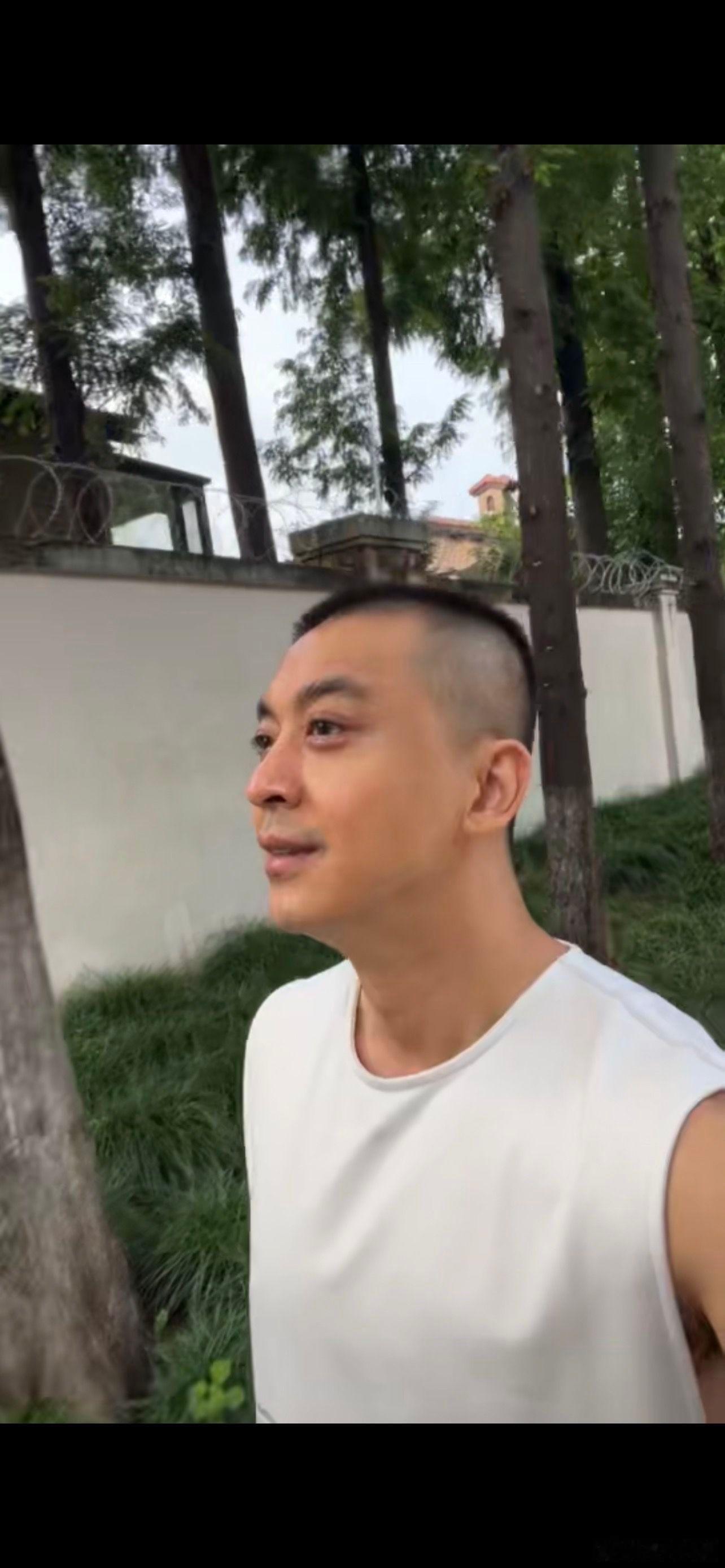 李佳航朋友说他像郭德纲 李佳航朋友说他像郭德纲，李佳航原定计划是想理成于谦的。哈