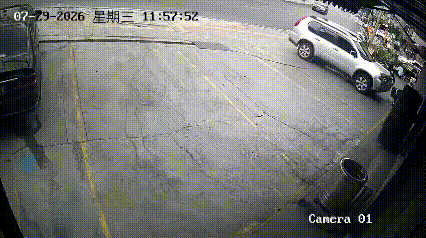 这段监控画面看得人一头雾水！画面里骑手骑着电动车，径直钻进路边停放的白色SUV底