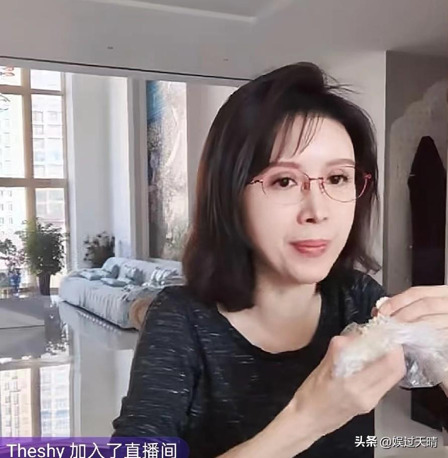 金巧巧的助理在她家里办公，助理唉声叹气的说：“明天后天好难熬啊！”金巧巧一脸疑惑