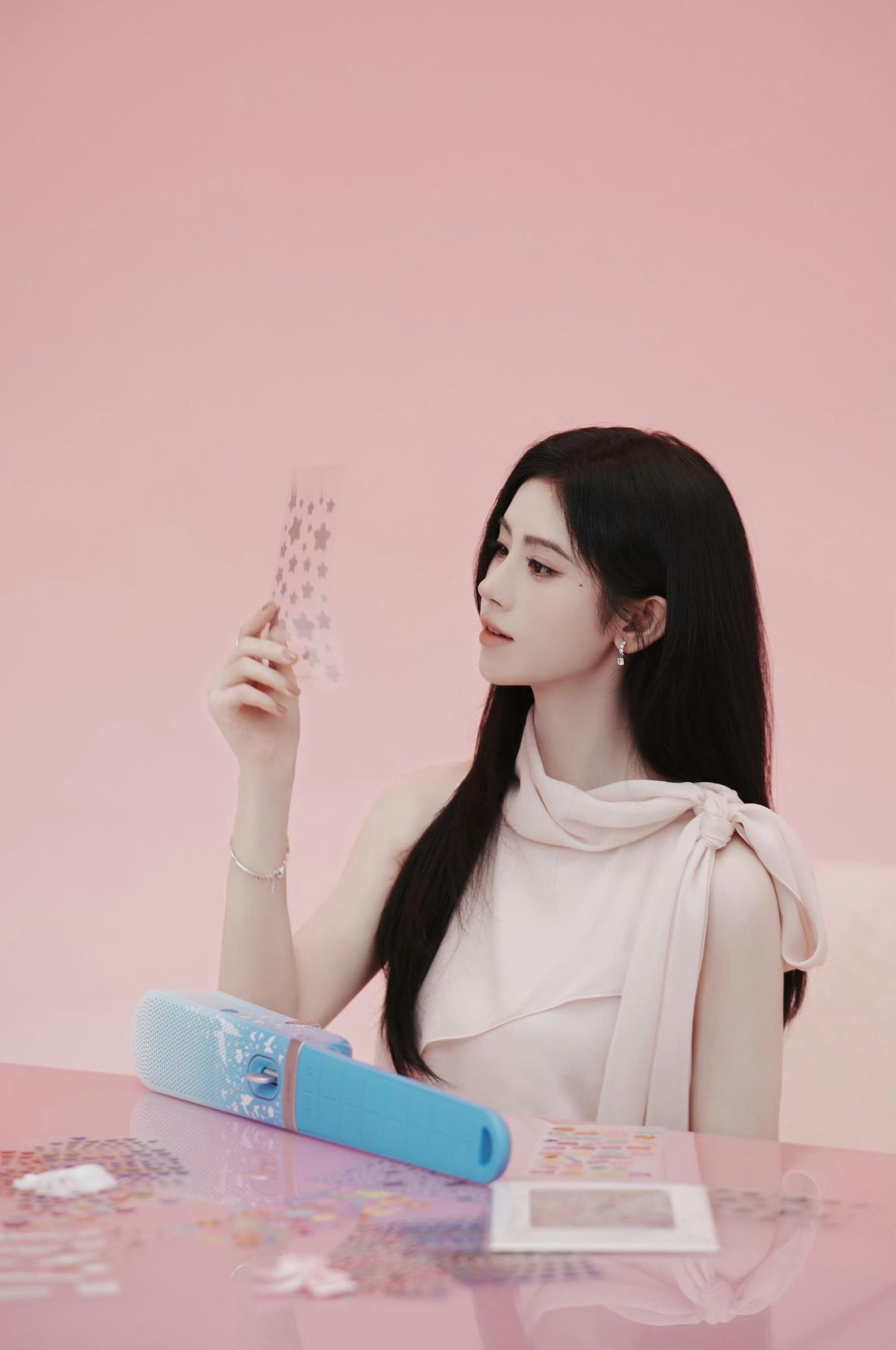 鞠婧祎 jjy鞠婧祎苏绿夏 零碎的星光汇聚，闪烁着我的青春."자질구레한 별빛이