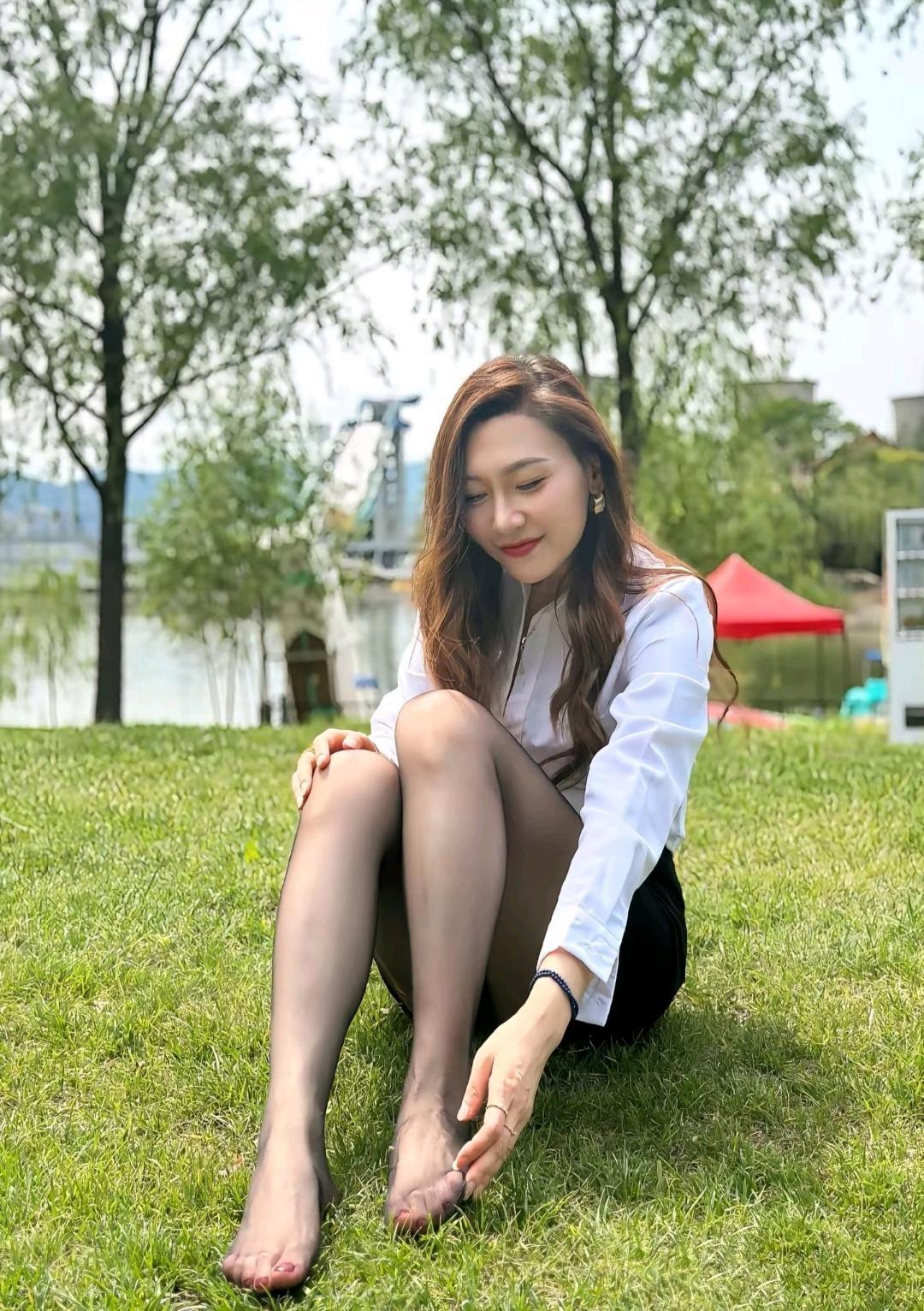 河畔青芜（现代诗）
 
草尖挑着薄雾
风把河声揉得很轻
我坐在浅绿里
像攥着半缕