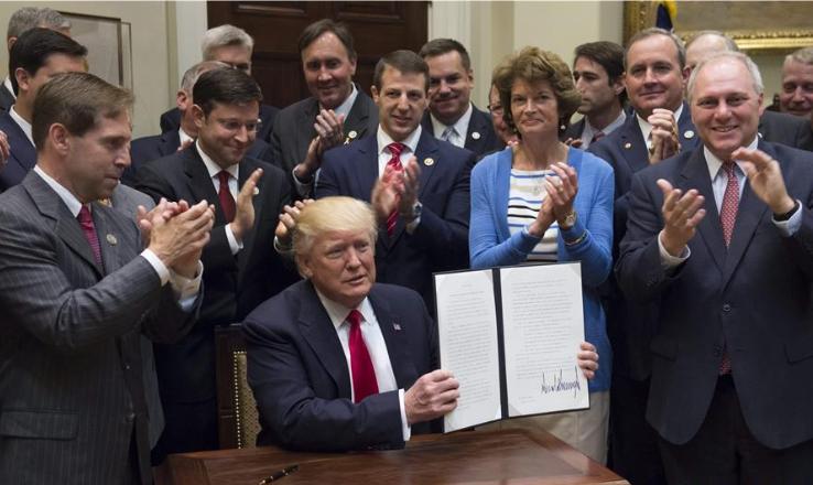 特朗普又在背后搞小动作了，悄悄在白宫紧闭大门，召集了一群油气行业的大佬，开了一场