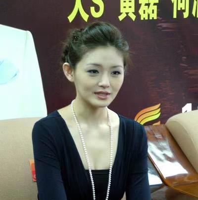 大s 结婚后就很少演戏了，代言也少，也没听说她搞投资当老板之类的，我觉得没多少钱