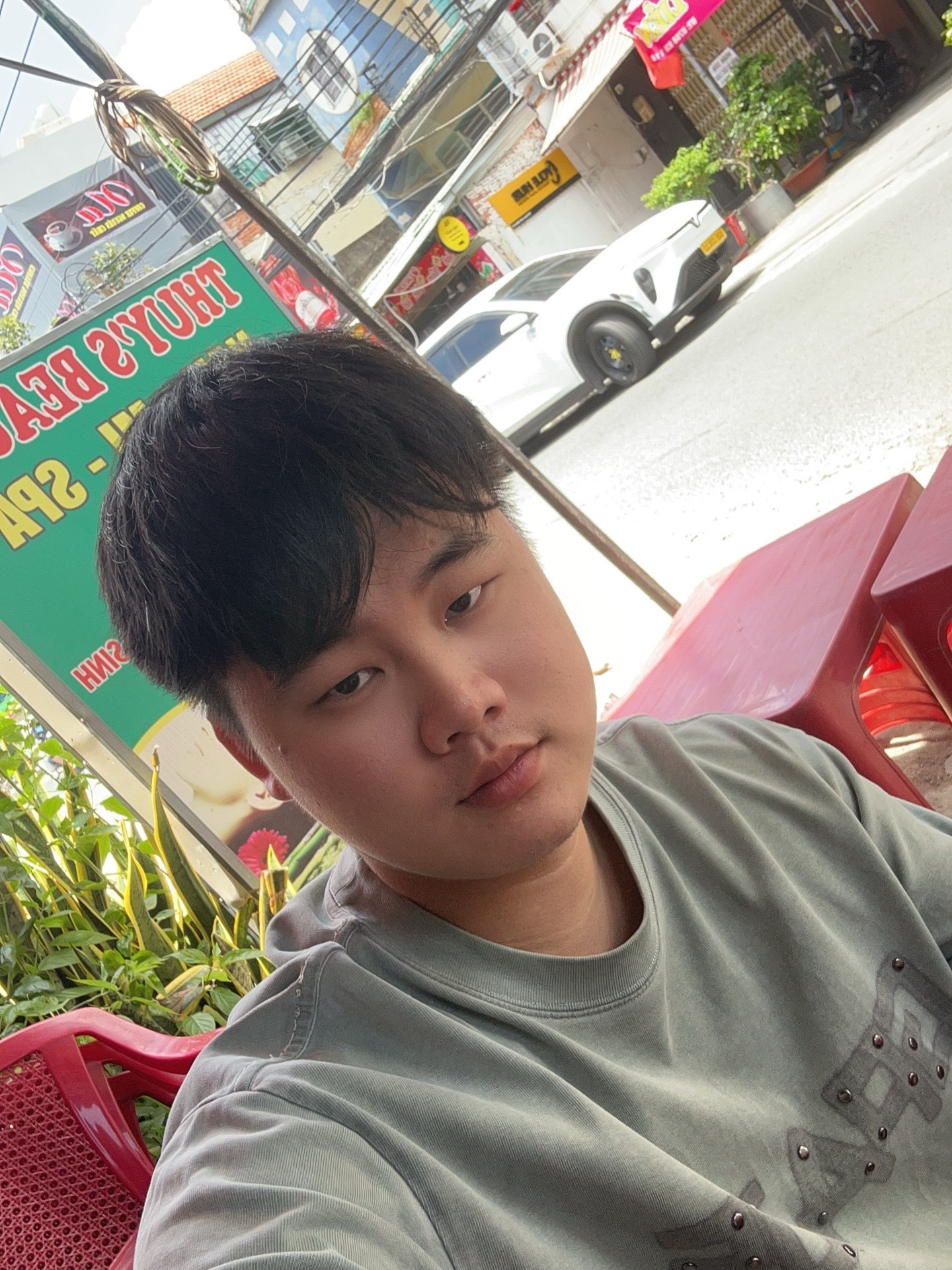回越南总是要入乡随俗的嘛，先整碗路边乱七八糟的粉🥣。因为这碗粉里什么都有，我也