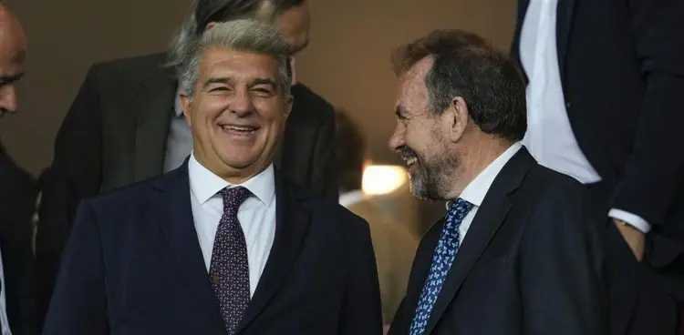 据《世界体育报》报道，巴塞罗那足球俱乐部的董事会将在今天召开例行会议，公布相关的