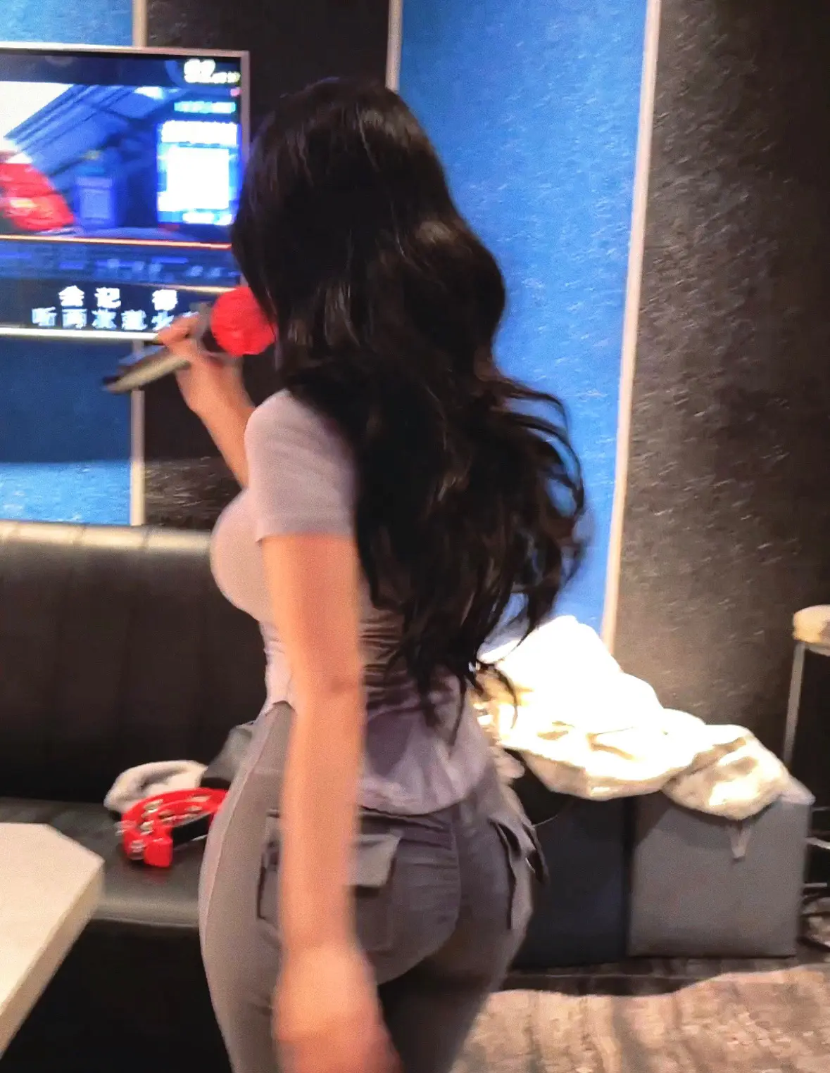 那个留大波浪的姐姐