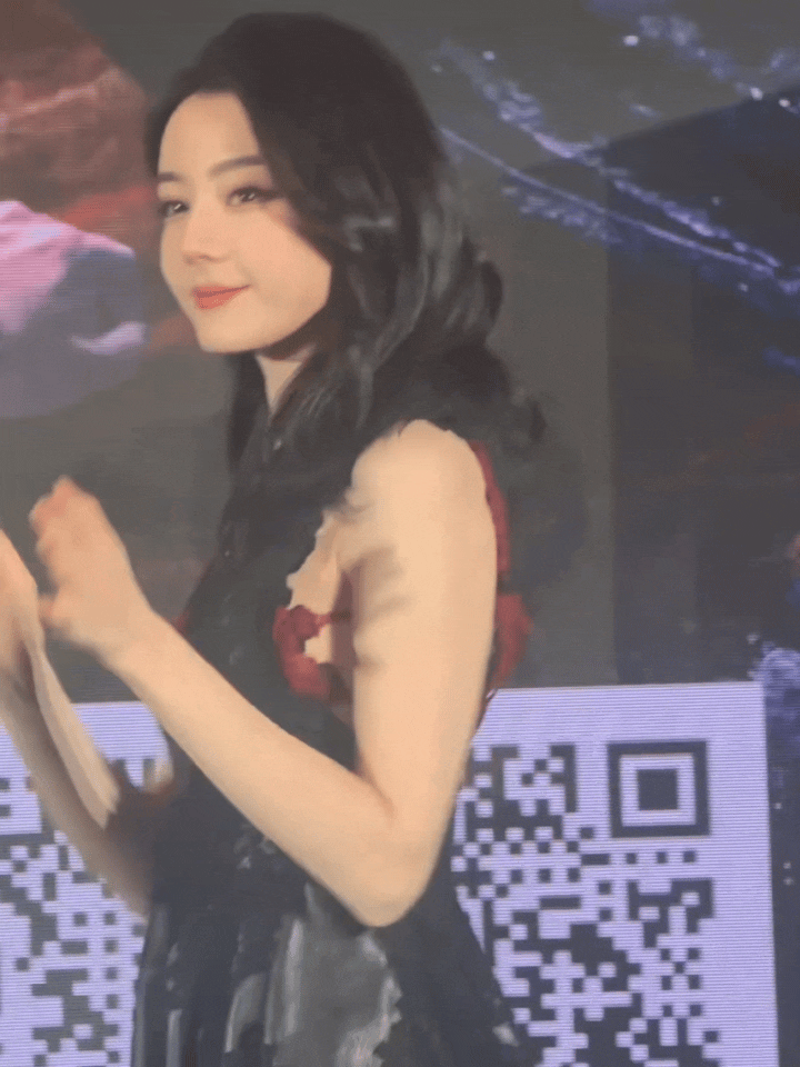 迪丽热巴这身穿的有点小性感啊！就要多这样穿，爱看！