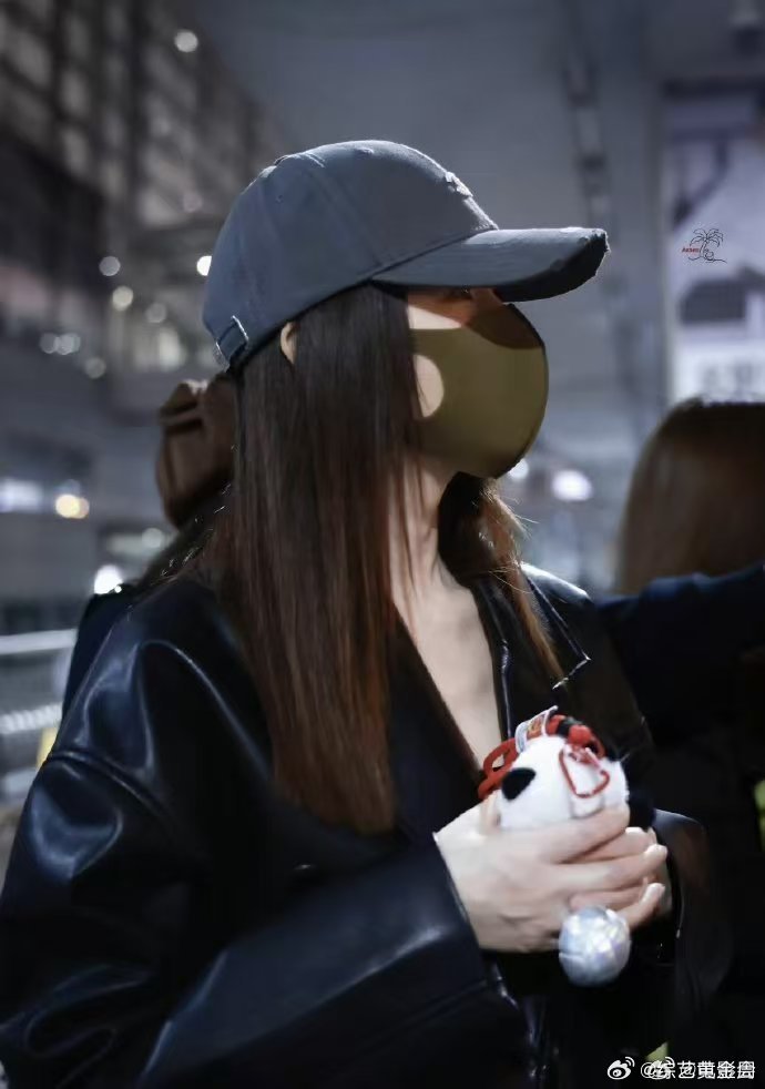 李小冉希望初舞台别摔跤谁被李小冉的初舞台心愿可爱晕了，只希望稳稳站着不摔跤，还跟