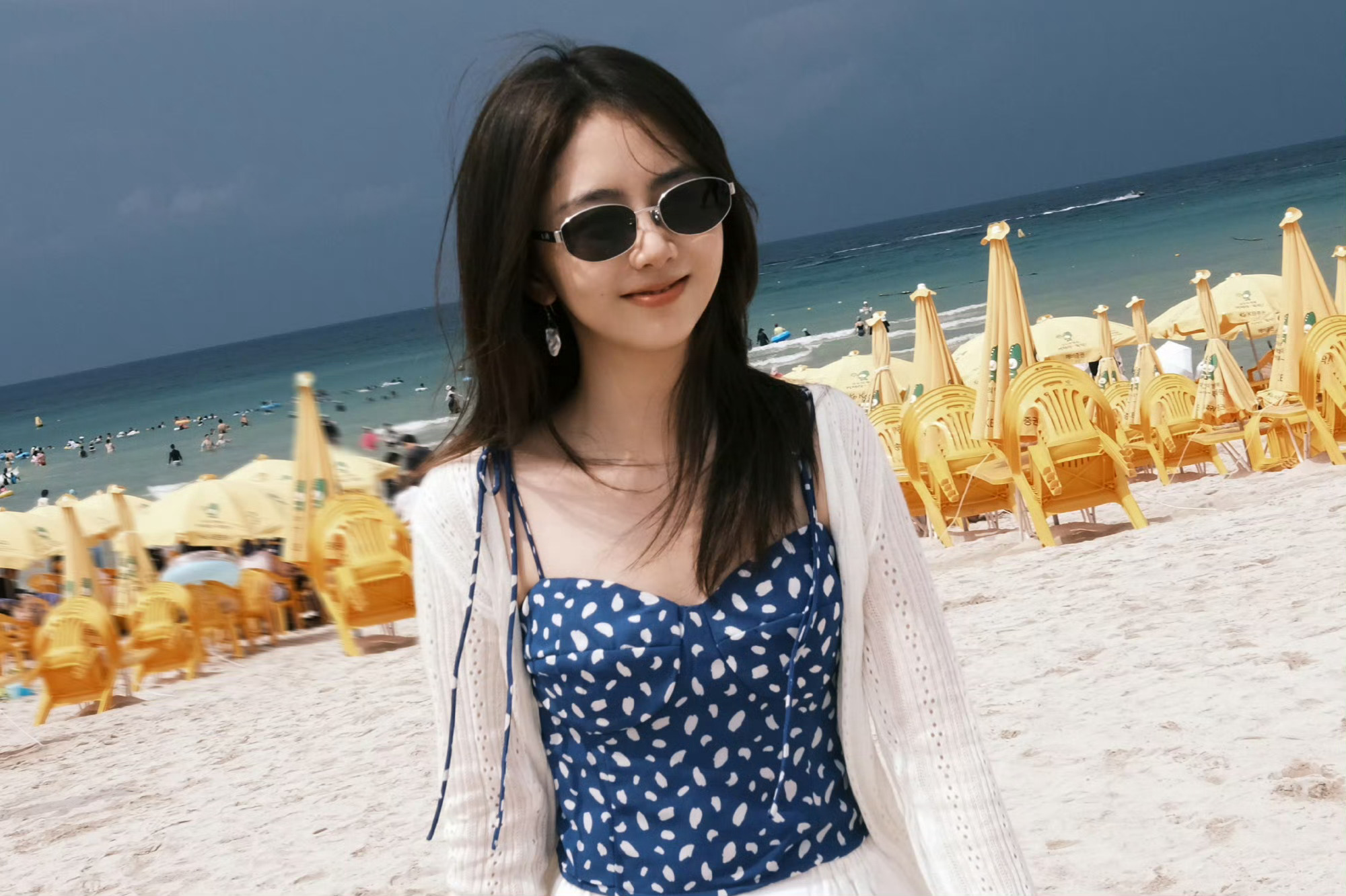 谭松韵夏日吊带蓝色抹胸裙，白沙滩与蓝天空，夏日的气息正扑面而来🌊 ​​​自由的