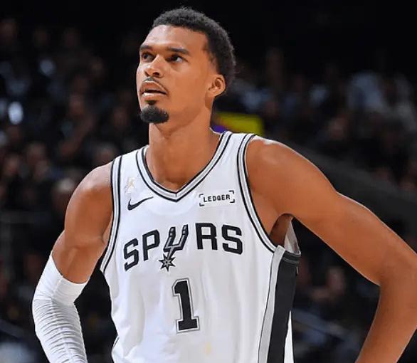 文班亚马：目前的打法使我并不开心！
在NBA揭幕战中，马刺对阵雷霆，文班亚马发挥