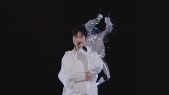 机器人给李宇春伴舞 李宇春《无价之祖》舞台太炸！山东春晚机器人伴舞精准卡点，科技