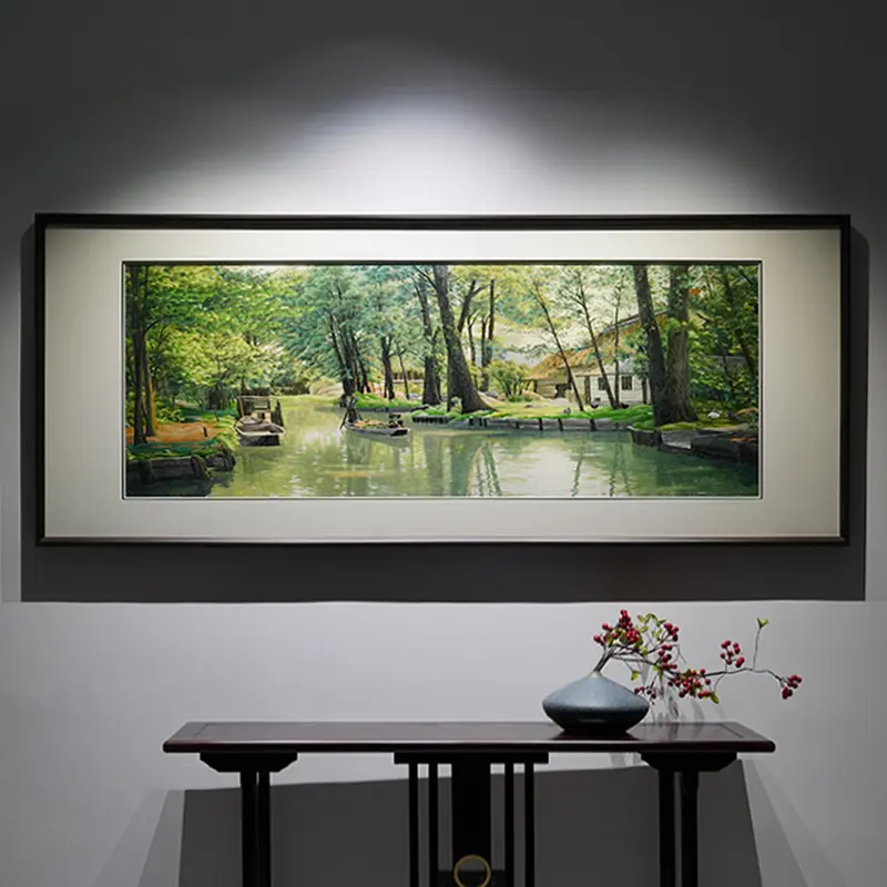丝绣茂林溪畔景，一汪静水纳安康 家里装修偏爱安静治愈的风景挂画，这幅写...