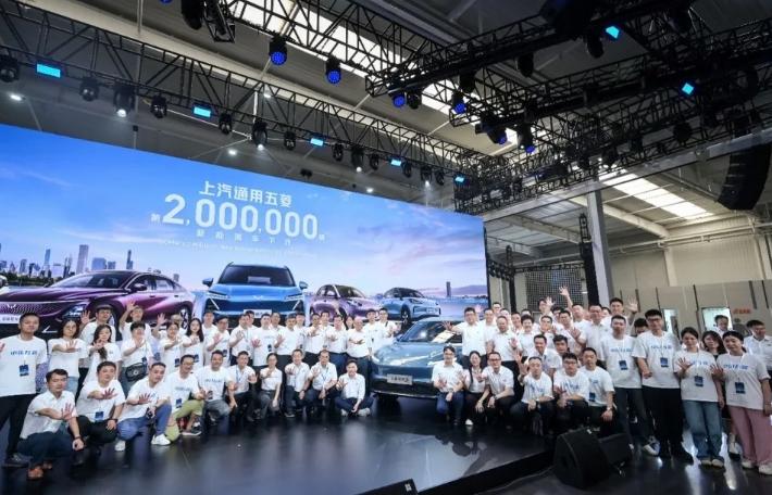 五菱星光S成上汽通用五菱第200万辆下线的新能源汽车，从2014年起，上汽通用五