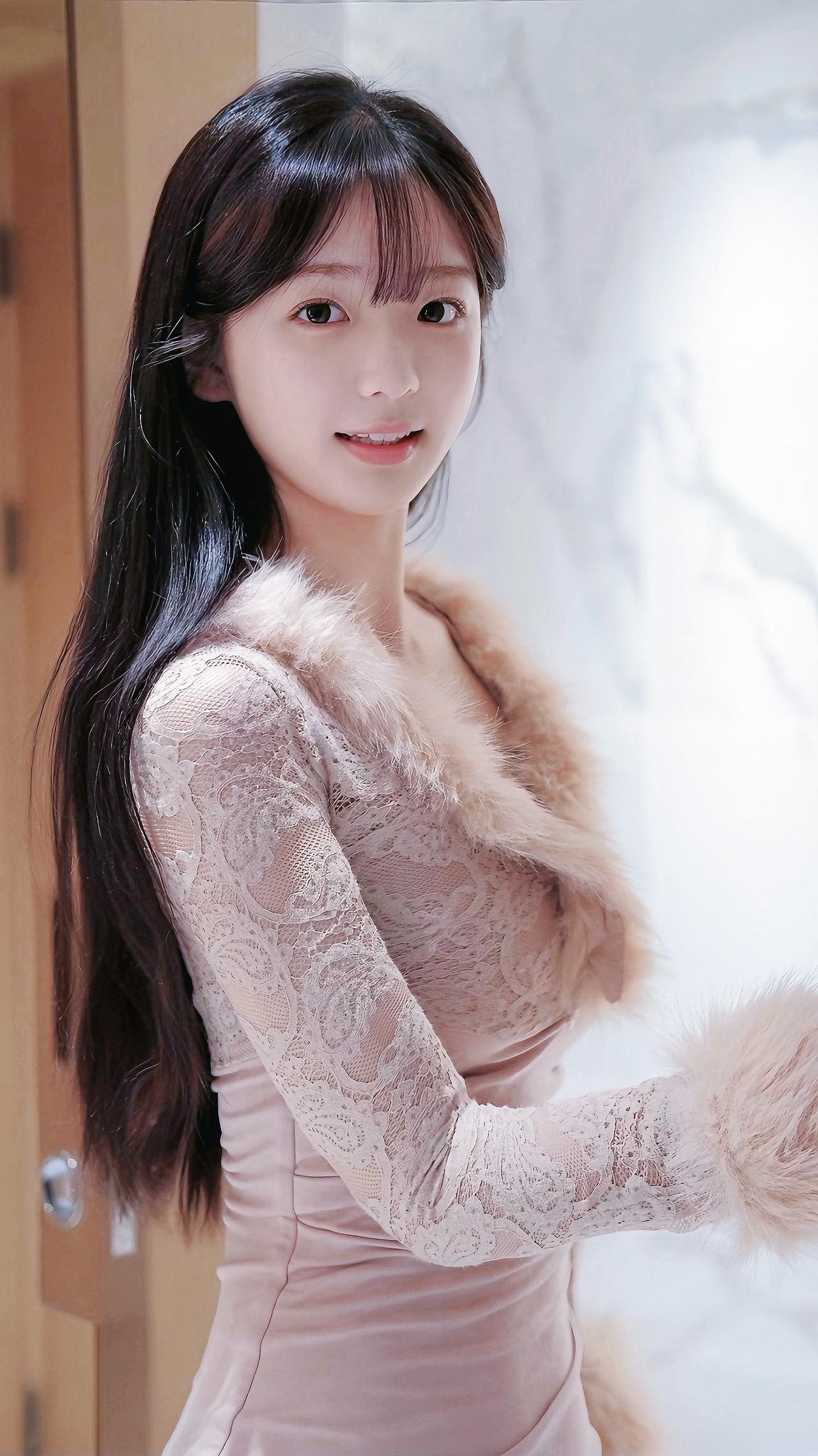 优雅甜美的粉色蕾丝连衣裙，搭配毛茸茸的袖子，尽显温柔气质！💖✨