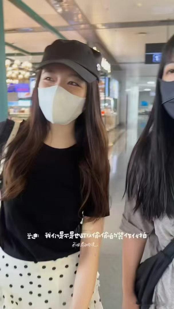 李兰迪说想装成代拍 笑到跺脚！兰迪在机场看到代拍，就想装成代拍躲起来，这脑洞真的