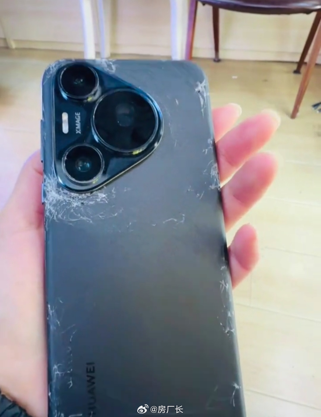 妹子的华为Pura 70 Pro被两辆车碾压，看起来就正反两面玻璃裂了，主板还能
