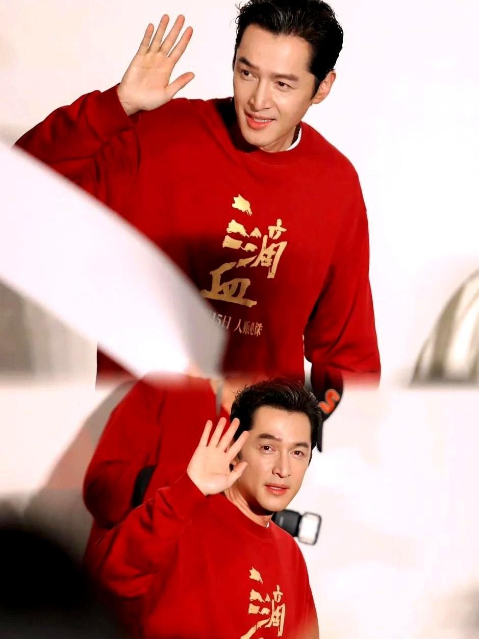 这个世界上我最搞不懂的人，就是胡歌了，
他妈妈自己跟癌症斗了三十年，还在他车祸时